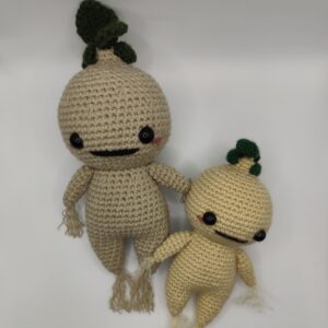 deux peluches mandragore en crochet sur fond blanc