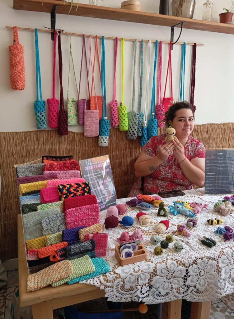 Ewen à son stand lecrochetmarseillais au milieu de ses créations en crochet