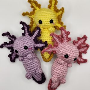 trois peluches axolotls