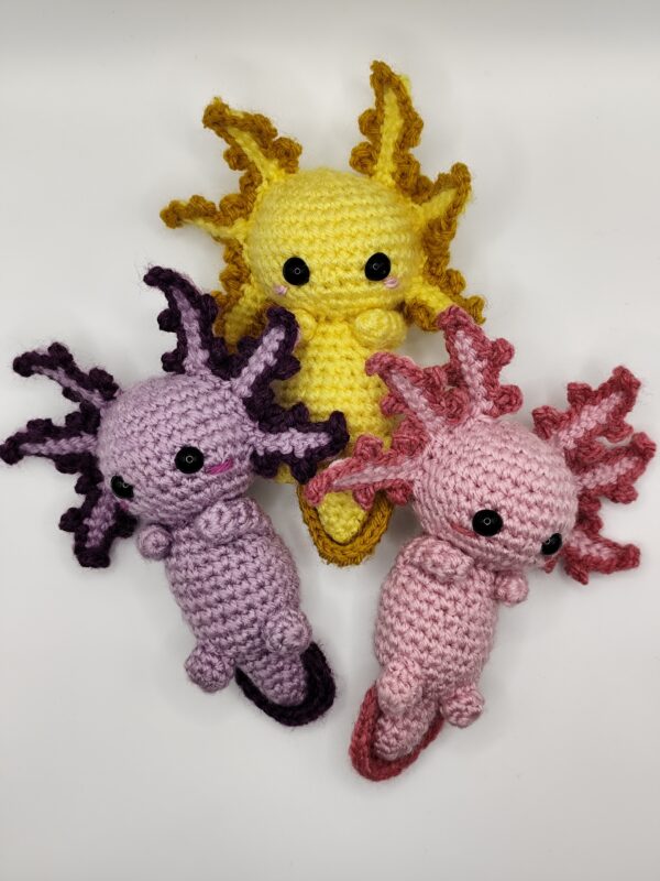 trois peluches axolotls