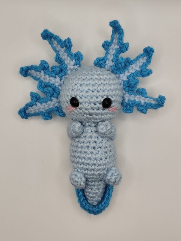 peluche axolotl en crochet bleue