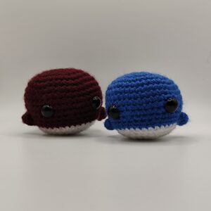 deux peluches baleines en crochet bordeau et bleu