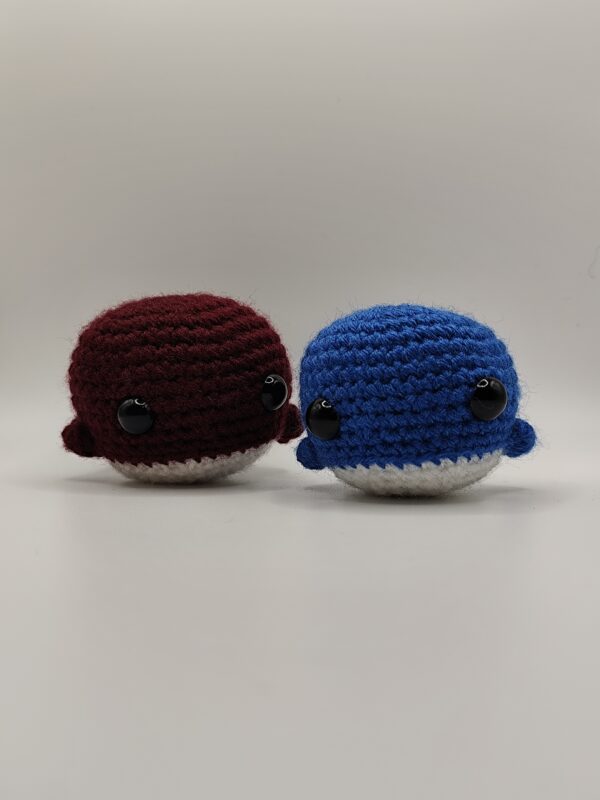 deux peluches baleines en crochet bordeau et bleu