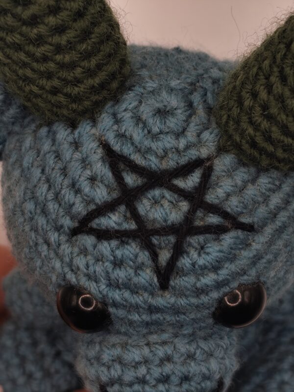 peluche baphomet en crochet front