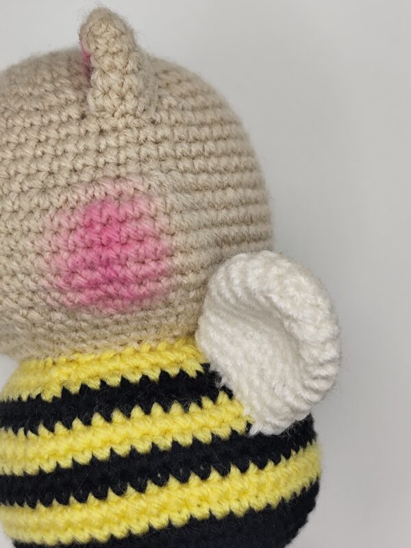 peluche chabeille en crochet de profil