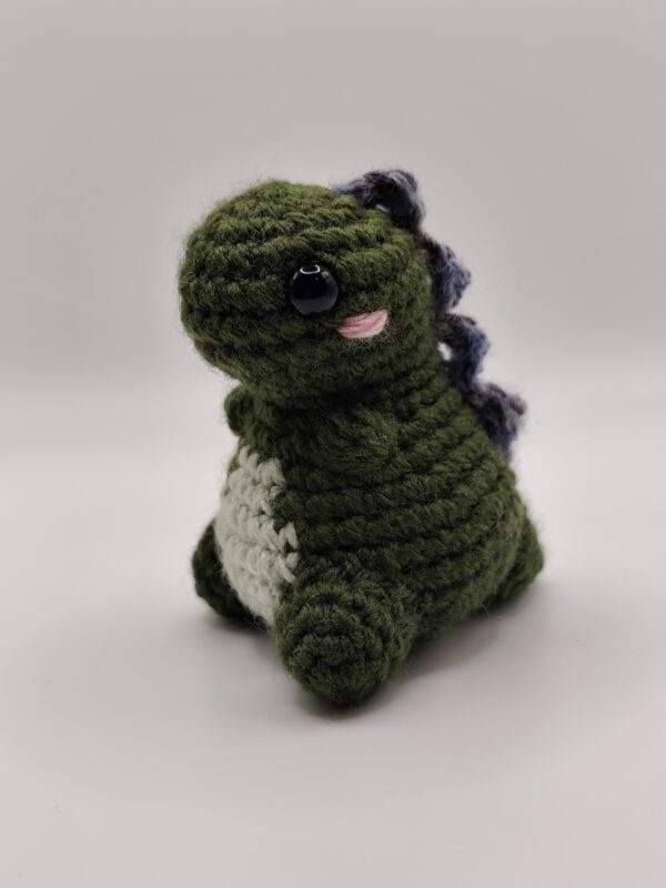 peluche dinosaure en crochet vert foncé