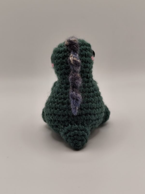 peluche dinosaure en crochet vert clair