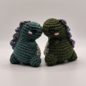 deux peluche dinosaures en crochet