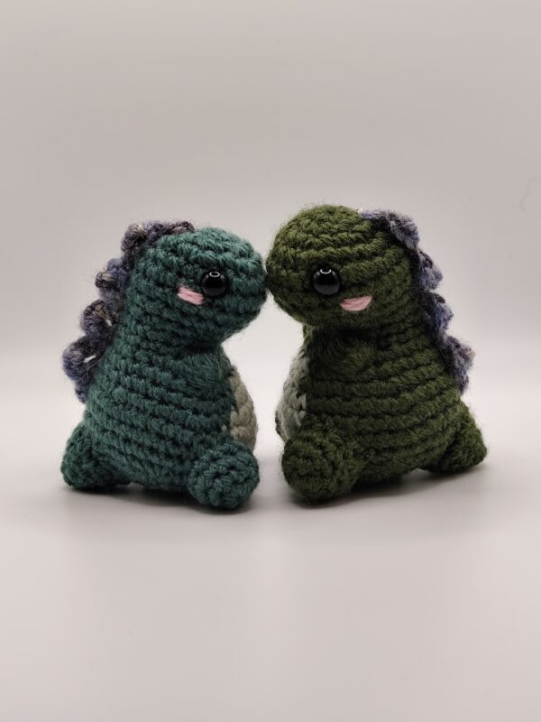 deux peluches dinosaures en crochet