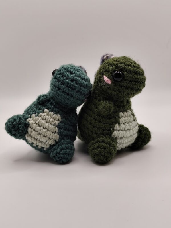 deux peluches dinosaures en crochet