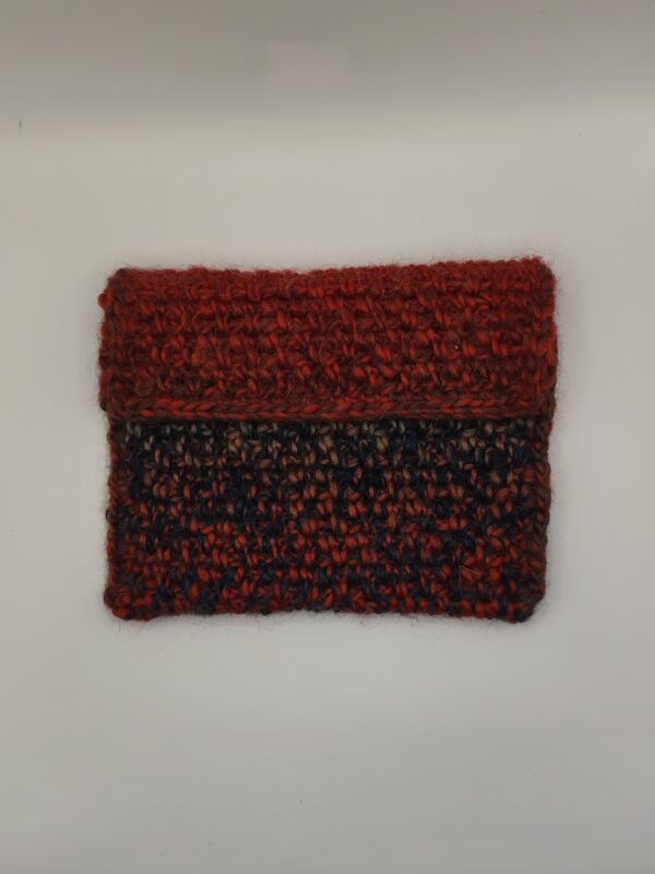 moyenne pochette en crochet rouge et grise (face)