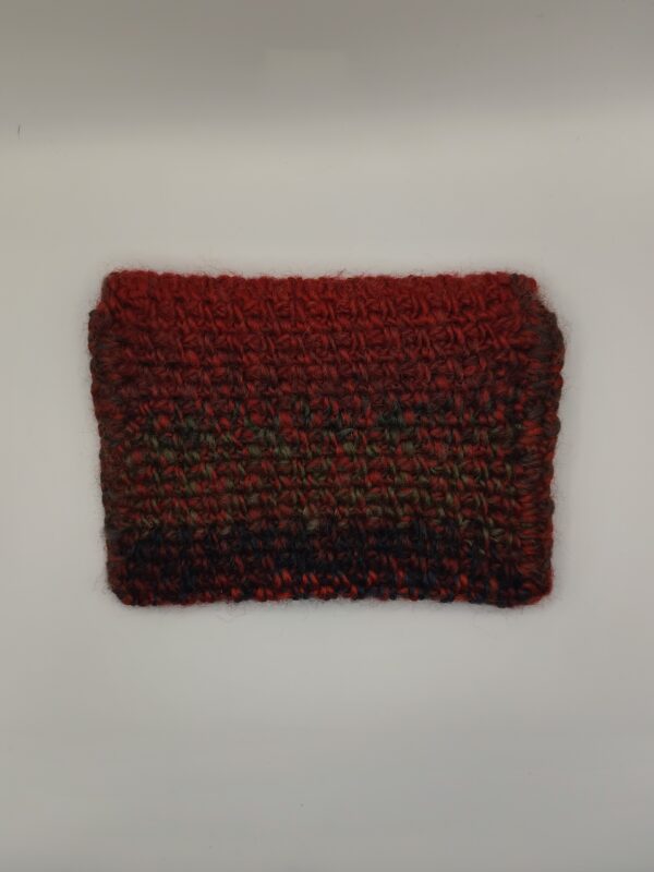 moyenne pochette en crochet rouge et grise (dos)