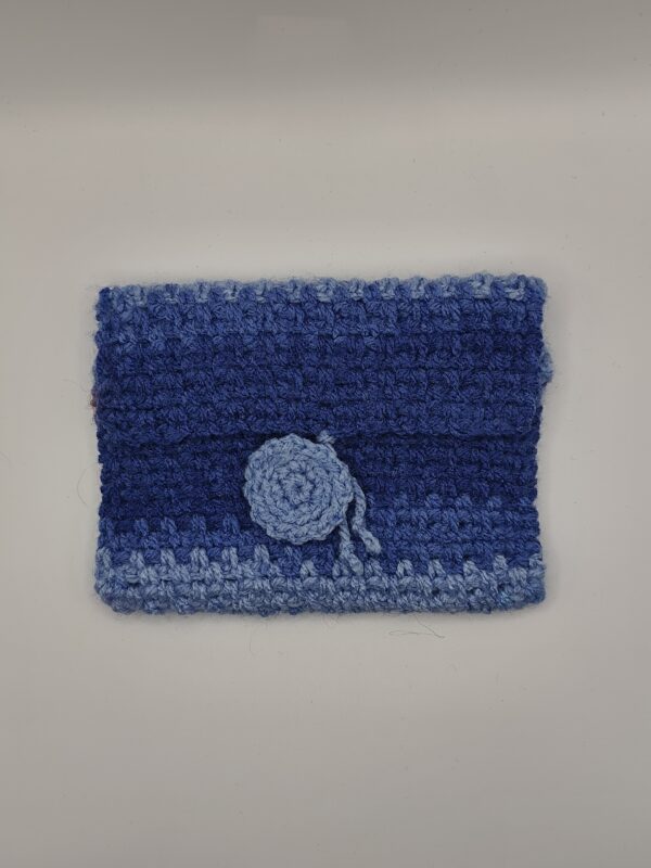 moyenne pochette en crochet bleu dégradé (face)