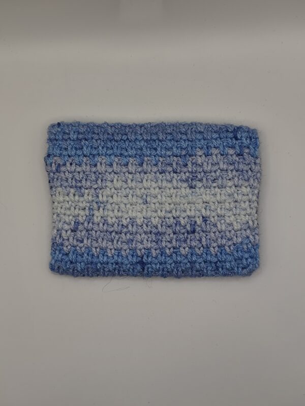 moyenne pochette en crochet bleu dégradé (dos)