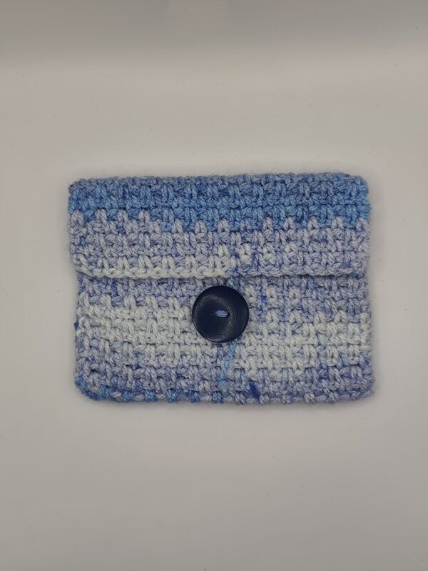 moyenne pochette en crochet bleu dégradé (face)