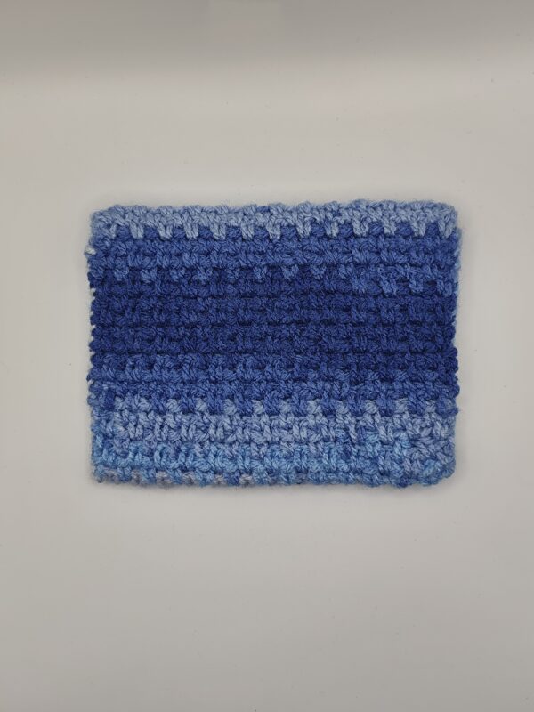 moyenne pochette en crochet bleu dégradé (dos)