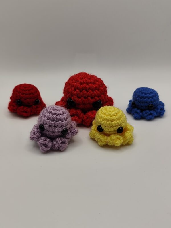 cinq poulpe porte-clé en crochet sur fond blanc
