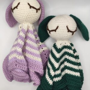 deux peluches doudou lapin en croche sur fond blanc