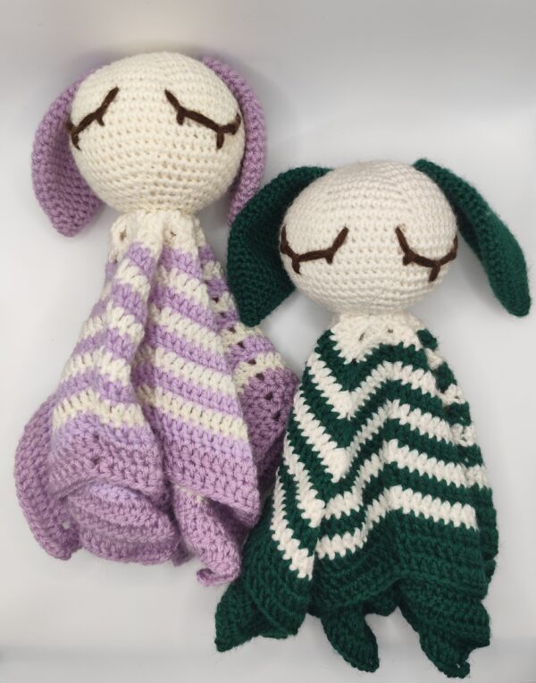 deux peluches doudou lapin en croche sur fond blanc
