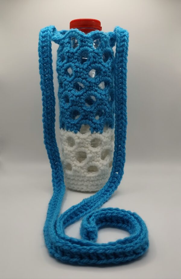 porte-gourde bleu et blanc en crochet