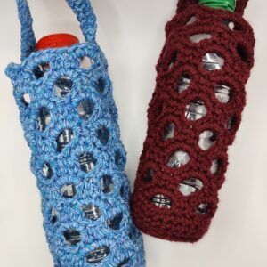 deux porte-gourdes en crochet sur un fond blanc