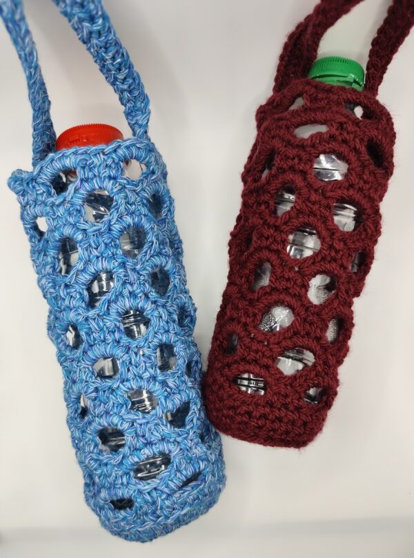 deux porte-gourdes en crochet sur un fond blanc