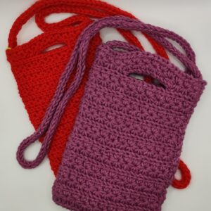deux porte-téléphone en crochet sur fond blanc