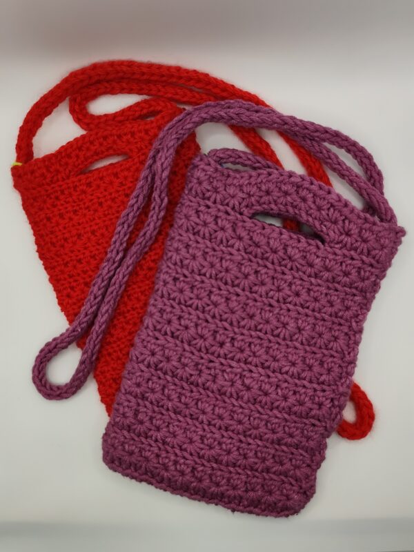 deux porte-téléphone en crochet sur fond blanc