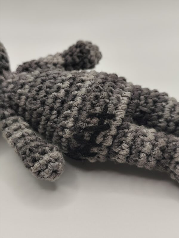 peluche poupée voodoo au crochet sur fond blanc, détail du corps