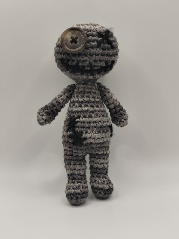 peluche poupée voodoo de face au crochet sur fond blanc