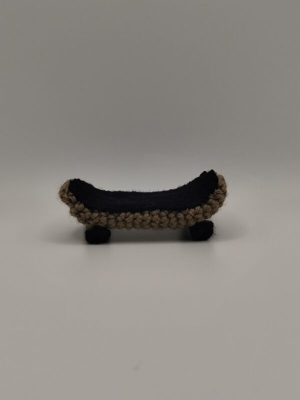 skate en crochet sur un fond blanc