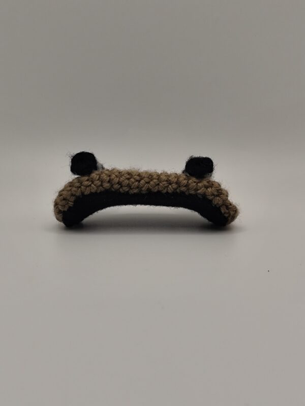 skate en crochet sur un fond blanc